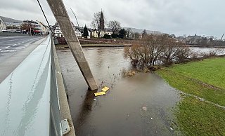 Unterhalb der Weserbrücke hat sich das Wasser schon ordentlich ausgebreitet - auch in Bereiche, die sonst trocken sind. - Ralf T. Mischer Unterhalb der Weserbrücke hat sich das Wasser schon ordentlich ausgebreitet - auch in Bereiche, die sonst trocken sind. - Ralf T. Mischer