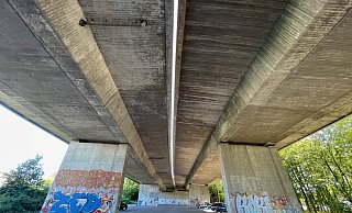 Unter der Graphia-Brücke im Verlauf des Ostwestfalen-Damms ist Bielefeld lässt es sich offensichtlich gut feiern. - Susanne Lahr Unter der Graphia-Brücke im Verlauf des Ostwestfalen-Damms ist Bielefeld lässt es sich offensichtlich gut feiern. - Susanne Lahr