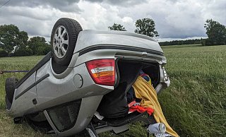 Der Opel Astra landet kurz vor Bergheim auf dem Dach. - Burkhard Battran Der Opel Astra landet kurz vor Bergheim auf dem Dach. - Burkhard Battran
