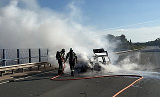 Feuerwehrkräfte löschen den brennenden Renault Twingo auf der A2 bei Bad Oeynhausen. - Feuerwehr Vlotho Feuerwehrkräfte löschen den brennenden Renault Twingo auf der A2 bei Bad Oeynhausen. - Feuerwehr Vlotho