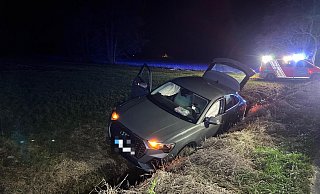 Die Fahrerin kam von der Fahrbahn ab und rutschte in einen Graben. - Thorsten Heß Die Fahrerin kam von der Fahrbahn ab und rutschte in einen Graben. - Thorsten Heß