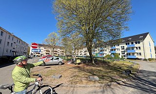 224 ehemalige Britenwohnungen gibt es in Blankenhagen, erklärt Reinhard Welpmann. Warum die Mieten in Blankenhagen billiger sind als in anderen Stadtteilen? Wegen des Fluglärms früher. - Jeanette Salzmann 224 ehemalige Britenwohnungen gibt es in Blankenhagen, erklärt Reinhard Welpmann. Warum die Mieten in Blankenhagen billiger sind als in anderen Stadtteilen? Wegen des Fluglärms früher. - Jeanette Salzmann