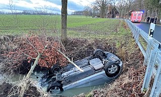 Aufgrund eines Unfalls auf glatter Straße landete in Rheda-Wiedenbrück am Mittwochmorgen ein 39-Jähriger mit seinem Hyundai kopfüber im Hamelbach. - Thorsten Heß Aufgrund eines Unfalls auf glatter Straße landete in Rheda-Wiedenbrück am Mittwochmorgen ein 39-Jähriger mit seinem Hyundai kopfüber im Hamelbach. - Thorsten Heß