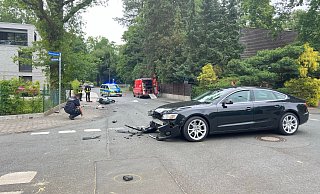Polizisten sichern die Spuren des folgenschweren Zusammenstoßes. - Thorsten Heß Polizisten sichern die Spuren des folgenschweren Zusammenstoßes. - Thorsten Heß