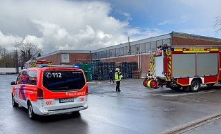 Mit rund 30 Mann rückte die Feuerwehr an die Oldentruper Straße aus. - Andreas Zobe Mit rund 30 Mann rückte die Feuerwehr an die Oldentruper Straße aus. - Andreas Zobe