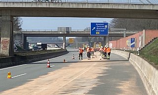 Auf der A33 muss eine Ölspur abgestreut werden. - Christian Mathiesen Auf der A33 muss eine Ölspur abgestreut werden. - Christian Mathiesen