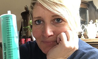 Es ist nur ein kleiner Pieks auch für NW-Redakteurin Nicole Sielermann, die hier eine Spritze aus dem kindlichen Arztkoffer zeigt. - Nicole Sielermann Es ist nur ein kleiner Pieks auch für NW-Redakteurin Nicole Sielermann, die hier eine Spritze aus dem kindlichen Arztkoffer zeigt. - Nicole Sielermann