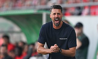 Augsburgs Trainer Sandro Wagner ist mit Leidenschaft bei seinem Debüt im Einsatz. - Hendrik Schmidt/dpa Augsburgs Trainer Sandro Wagner ist mit Leidenschaft bei seinem Debüt im Einsatz. - Hendrik Schmidt/dpa