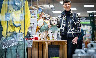Nicole Beckmann von Riemeier am Jahnplatz lädt ein zu einer Hunde-Modenschau. Mit dabei ist natürlich auch Hündchen Mosie, 10 Jahre alt. - Sarah Jonek Nicole Beckmann von Riemeier am Jahnplatz lädt ein zu einer Hunde-Modenschau. Mit dabei ist natürlich auch Hündchen Mosie, 10 Jahre alt. - Sarah Jonek