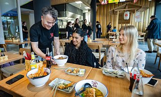 Jan Wu (v.l.) serviert Sanjuka Kesavarajan die Schüssel mit Ramen. Palina Küster schaut gespannt, was ihre Freundin bestellt hat. - Sarah Jonek Jan Wu (v.l.) serviert Sanjuka Kesavarajan die Schüssel mit Ramen. Palina Küster schaut gespannt, was ihre Freundin bestellt hat. - Sarah Jonek