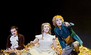Arno Lenk (v.l.) als Albert, Felicia Spielberger als Lotte und Jakob Walser als Werther. - FOTO: PHILIPP OTTENDÖRFER Arno Lenk (v.l.) als Albert, Felicia Spielberger als Lotte und Jakob Walser als Werther. - FOTO: PHILIPP OTTENDÖRFER