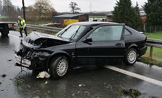 Auf glatter Fahrbahnoberfläche kam der der Saab auf der Bundesstraße 1 ins Schleudern und prallte frontal in die Schutzplanken. - Ralph Meyer Auf glatter Fahrbahnoberfläche kam der der Saab auf der Bundesstraße 1 ins Schleudern und prallte frontal in die Schutzplanken. - Ralph Meyer