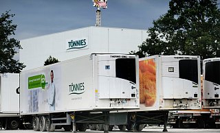 Das Tönnies-Stammwerk in Rheda wurde am Dienstag stundenlang von Behördenvertretern und Wissenschaftlern inspiziert. - Andreas Frücht Das Tönnies-Stammwerk in Rheda wurde am Dienstag stundenlang von Behördenvertretern und Wissenschaftlern inspiziert. - Andreas Frücht