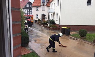 Untere Dorfstraße in Wormeln: Feuerwehrleute reinigen am Morgen die Fahrbahn. - Tobias Branke Untere Dorfstraße in Wormeln: Feuerwehrleute reinigen am Morgen die Fahrbahn. - Tobias Branke