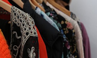 Die unterschiedlichsten Textilarten, Prints und Farben lassen sich in dem Kleiderschrank der Journalistin finden. - Lena Kley Die unterschiedlichsten Textilarten, Prints und Farben lassen sich in dem Kleiderschrank der Journalistin finden. - Lena Kley