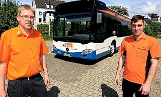 Thomas Hellweg und Ömer Kafi vor einem Gelenkbus, der bereits fast die Euro-6-Norm erreicht. - FOTO: WOLFGANG RUDOLF Thomas Hellweg und Ömer Kafi vor einem Gelenkbus, der bereits fast die Euro-6-Norm erreicht. - FOTO: WOLFGANG RUDOLF