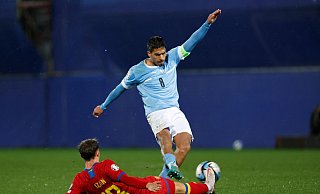 Das israelische Fußball-Team um Dor Peretz (o) will sich für die EM qualifizieren. - Joan Monfort/AP/dpa Das israelische Fußball-Team um Dor Peretz (o) will sich für die EM qualifizieren. - Joan Monfort/AP/dpa
