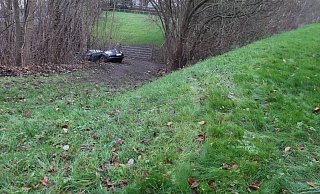 Der Mercedes einer 84-Jährigen rollt ungebremt einen Abhang in Steinheim herunter. - Polizei Höxter Der Mercedes einer 84-Jährigen rollt ungebremt einen Abhang in Steinheim herunter. - Polizei Höxter