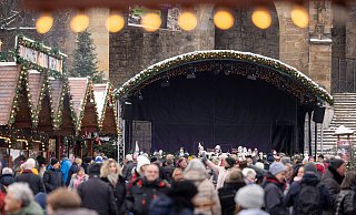 Die Bühne auf dem Erfurter Weihnachtsmarkt ist am "Tag der Stille" leer. - Michael Reichel/dpa Die Bühne auf dem Erfurter Weihnachtsmarkt ist am "Tag der Stille" leer. - Michael Reichel/dpa