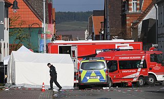 Ein Polizeibeamter geht einen Tag nach der Amokfahrt in Volkmarsen über den Tatort. Tags zuvor wurden bei der Tat mehr als 60 Menschen, darunter auch Kinder, verletzt. - picture alliance Ein Polizeibeamter geht einen Tag nach der Amokfahrt in Volkmarsen über den Tatort. Tags zuvor wurden bei der Tat mehr als 60 Menschen, darunter auch Kinder, verletzt. - picture alliance