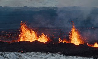 Glutrote Lava bahnt sich den Weg auf der isländischen Halbinsel Reykjanes. - Marco Di Marco/ap/AP Glutrote Lava bahnt sich den Weg auf der isländischen Halbinsel Reykjanes. - Marco Di Marco/ap/AP
