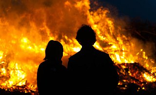 Zeit für Zweisamkeit am wärmenden Osterfeuer in Holsen am Samstagabend. - Gerald Dunkel Zeit für Zweisamkeit am wärmenden Osterfeuer in Holsen am Samstagabend. - Gerald Dunkel