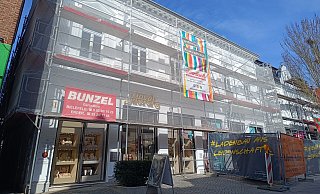 Noch verdeckt ein Gerüst die sehenswerte Fassade der Douglas-Filiale in Bünde. Auch innen wird gewerkelt. Schon bald erstrahlt das Haus aber in neuem Glanz. - Sven Hauhart Noch verdeckt ein Gerüst die sehenswerte Fassade der Douglas-Filiale in Bünde. Auch innen wird gewerkelt. Schon bald erstrahlt das Haus aber in neuem Glanz. - Sven Hauhart