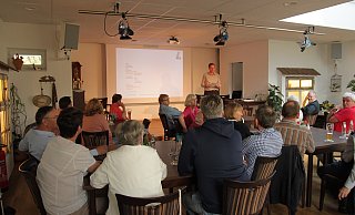 Beteiligung: Rund 25 Bürger wollen sich für den Erhalt des Freibads einsetzen, indem sie Unterschriftenlisten in Bünder Geschäften, Unternehmen und Gaststätten auslegen. - Nora Pfützenreuter Beteiligung: Rund 25 Bürger wollen sich für den Erhalt des Freibads einsetzen, indem sie Unterschriftenlisten in Bünder Geschäften, Unternehmen und Gaststätten auslegen. - Nora Pfützenreuter