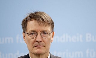 «Ich gehe weiterhin davon aus, dass das Cannabis-Gesetz in der Woche vom 19. bis zum 23. Februar im Bundestag verabschiedet wird»: Bundesgesundheitsminister Karl Lauterbach. - Carsten Koall/dpa «Ich gehe weiterhin davon aus, dass das Cannabis-Gesetz in der Woche vom 19. bis zum 23. Februar im Bundestag verabschiedet wird»: Bundesgesundheitsminister Karl Lauterbach. - Carsten Koall/dpa