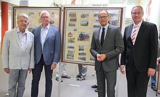 Aussteller Joachim Geyh (v. l.), Bernd Jurkewitz (Ausstellungsleiter des Vereins), Bürgermeister Bernd Poggemöller und Klaus Sundermeier (Leiter Regionallmarkt Löhne der Sparkasse Herford). - Anthea Moschner Aussteller Joachim Geyh (v. l.), Bernd Jurkewitz (Ausstellungsleiter des Vereins), Bürgermeister Bernd Poggemöller und Klaus Sundermeier (Leiter Regionallmarkt Löhne der Sparkasse Herford). - Anthea Moschner