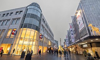P&C Düsseldorf beabsichtigt, die insolvente Sinn GmbH und damit auch die Bielefelder Filiale (r.) zu übernehmen, dem Insolvenzverwalter wurde ein entsprechendes Angebot unterbreitet. Für den Bielefelder P&C-Standort (l.) direkt gegenüber hat das keine Auswirkungen. - Oliver Krato P&C Düsseldorf beabsichtigt, die insolvente Sinn GmbH und damit auch die Bielefelder Filiale (r.) zu übernehmen, dem Insolvenzverwalter wurde ein entsprechendes Angebot unterbreitet. Für den Bielefelder P&C-Standort (l.) direkt gegenüber hat das keine Auswirkungen. - Oliver Krato