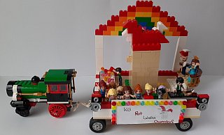 „Bye bye, Mister President“: Die Elferräte Verena und Wilhelm Thonemann schicken mit ihrem Wagen Donald Trump dahin, wo er hingehört. - Ossendorfer Karneval „Bye bye, Mister President“: Die Elferräte Verena und Wilhelm Thonemann schicken mit ihrem Wagen Donald Trump dahin, wo er hingehört. - Ossendorfer Karneval