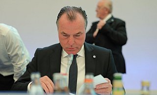 Clemens Tönnies steht nach einem rassistischen Zitat unter Druck. Die Konsequenzen jedoch dürften überschaubar bleiben. - picture alliance / augenklick/firo Sportphoto Clemens Tönnies steht nach einem rassistischen Zitat unter Druck. Die Konsequenzen jedoch dürften überschaubar bleiben. - picture alliance / augenklick/firo Sportphoto