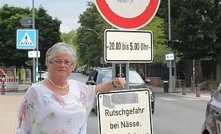Westkorso-Anwohnerin Sylvia Post findet, dass viel zu viel lärmender Verkehr über die Schützenbrücke rollt. - Ulf Hanke Westkorso-Anwohnerin Sylvia Post findet, dass viel zu viel lärmender Verkehr über die Schützenbrücke rollt. - Ulf Hanke