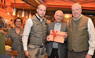 Monsignore Wolfgang Bender (Mitte) hat ein Gästebuch als Geschenk mitgebracht und überreicht es an Philipp Grothaus (l.) und Jörg Grothaus. - Karin Prignitz Monsignore Wolfgang Bender (Mitte) hat ein Gästebuch als Geschenk mitgebracht und überreicht es an Philipp Grothaus (l.) und Jörg Grothaus. - Karin Prignitz