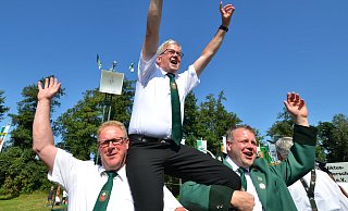 Welch ein Triumph: Gregor Frenz hat den Varenseller Schützenadler bezwungen. Den vorletzten Schuss hatte sein Bruder Hubertus abgefeuert. - Birgit Vredenburg Welch ein Triumph: Gregor Frenz hat den Varenseller Schützenadler bezwungen. Den vorletzten Schuss hatte sein Bruder Hubertus abgefeuert. - Birgit Vredenburg