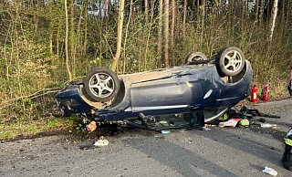 Der Ford überschlug sich bei dem Unfall in Stemwede und blieb total zerstört auf dem Dach liegen. - Polizei Minden-Lübbecke Der Ford überschlug sich bei dem Unfall in Stemwede und blieb total zerstört auf dem Dach liegen. - Polizei Minden-Lübbecke