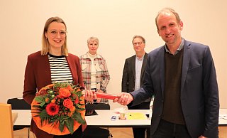 Nora Wieners (l.) bekommt den Staffelstab von Uli Kros aus Nieheim, im Hintergrund Jutta Robrecht und Helmut Lensdorf. - Simone Flörke Nora Wieners (l.) bekommt den Staffelstab von Uli Kros aus Nieheim, im Hintergrund Jutta Robrecht und Helmut Lensdorf. - Simone Flörke