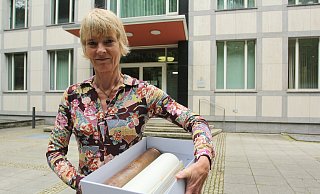 "Ab in die Kiste": Stefanie Hillebrand verwahrt den Archivkarton mit Urkunden und Zeitkapsel im Stadtarchiv. - Ulf Hanke "Ab in die Kiste": Stefanie Hillebrand verwahrt den Archivkarton mit Urkunden und Zeitkapsel im Stadtarchiv. - Ulf Hanke