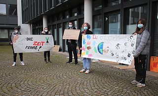 Cai Krys, Emma Rohwetter, Ayman Zribi, Aileen Wichert und Isabell Gawin mit den Plakaten von Fridays for Future vor dem Rathaus - Björn Kenter Cai Krys, Emma Rohwetter, Ayman Zribi, Aileen Wichert und Isabell Gawin mit den Plakaten von Fridays for Future vor dem Rathaus - Björn Kenter