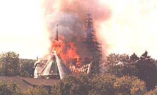 Das Feuer hatte sich auf das gesamte Kirchendach ausgebreitet. - Archiv Kurt Blaschke Das Feuer hatte sich auf das gesamte Kirchendach ausgebreitet. - Archiv Kurt Blaschke