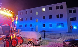 Einsatz bei zweistelligen Minustemperaturen: In der Nacht zu Samstag rückte die Feuerwehr Paderborn zu einem Küchenbrand in der Uhlandstraße aus. - Ralph Meyer Einsatz bei zweistelligen Minustemperaturen: In der Nacht zu Samstag rückte die Feuerwehr Paderborn zu einem Küchenbrand in der Uhlandstraße aus. - Ralph Meyer
