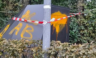 Der mobile Radarwagen des Kreises ist an der B7 bei Warburg-Ossendorf beschmiert worden. - Simone Flörke Der mobile Radarwagen des Kreises ist an der B7 bei Warburg-Ossendorf beschmiert worden. - Simone Flörke