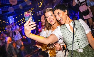 Die Stimmung war überragend am Freitagabend beim 4. Oktoberfest im Lokschuppen. - Sarah Jonek / Jonek Fotografie Die Stimmung war überragend am Freitagabend beim 4. Oktoberfest im Lokschuppen. - Sarah Jonek / Jonek Fotografie