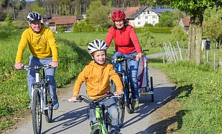 Spaß und Erholung für die ganze Familie: In der warmen Jahreszeit unternehmen viele Deutsche gerne einen Radausflug ins Grüne. - ARochau - stock.adobe.com Spaß und Erholung für die ganze Familie: In der warmen Jahreszeit unternehmen viele Deutsche gerne einen Radausflug ins Grüne. - ARochau - stock.adobe.com