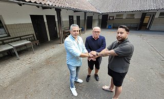 Schulterschluss: Robert Gök (Tur Abdin, v.l.), Michael Horstkötter (FSV Gütersloh) und Dogukan Senel (Türkgücü) bemängeln den Zustand des Kamphof-Gebäudes. - Ludger Osterkamp Schulterschluss: Robert Gök (Tur Abdin, v.l.), Michael Horstkötter (FSV Gütersloh) und Dogukan Senel (Türkgücü) bemängeln den Zustand des Kamphof-Gebäudes. - Ludger Osterkamp