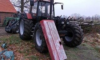 Die Polizei Minden-Lübbecke entdeckte im Januar vier mutmaßlich gestohlene Traktoren auf dem Gehöft in Levern. - Polizei Minden-Lübbecke Die Polizei Minden-Lübbecke entdeckte im Januar vier mutmaßlich gestohlene Traktoren auf dem Gehöft in Levern. - Polizei Minden-Lübbecke