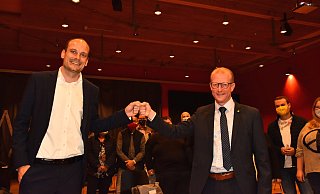 Glückwunsch: Philip Kleineberg (l.) zeigte sich als fairer Verlierer und gratulierte dem alten und neuen Bürgermeister Thomas Meyer. - Andreas Sundermeier Glückwunsch: Philip Kleineberg (l.) zeigte sich als fairer Verlierer und gratulierte dem alten und neuen Bürgermeister Thomas Meyer. - Andreas Sundermeier