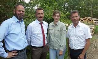 Zur Eröffnung am Abend dabei waren unter anderem Forstamtsleiter Roland Schockemöhle (v. l.), WDR-Wettermann Donald Bäcker, Försterin Imke Lampe (bietet Führungen an) und Bürgermeister Rainer Vidal. - Josef Köhne Zur Eröffnung am Abend dabei waren unter anderem Forstamtsleiter Roland Schockemöhle (v. l.), WDR-Wettermann Donald Bäcker, Försterin Imke Lampe (bietet Führungen an) und Bürgermeister Rainer Vidal. - Josef Köhne