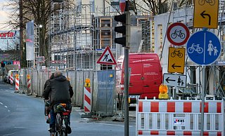 Gefährliche Situation: Radfahrer werden zur doppelten Querung auf der Friedrich-Ebert-Straße aufgefordert. - Andreas Frücht Gefährliche Situation: Radfahrer werden zur doppelten Querung auf der Friedrich-Ebert-Straße aufgefordert. - Andreas Frücht